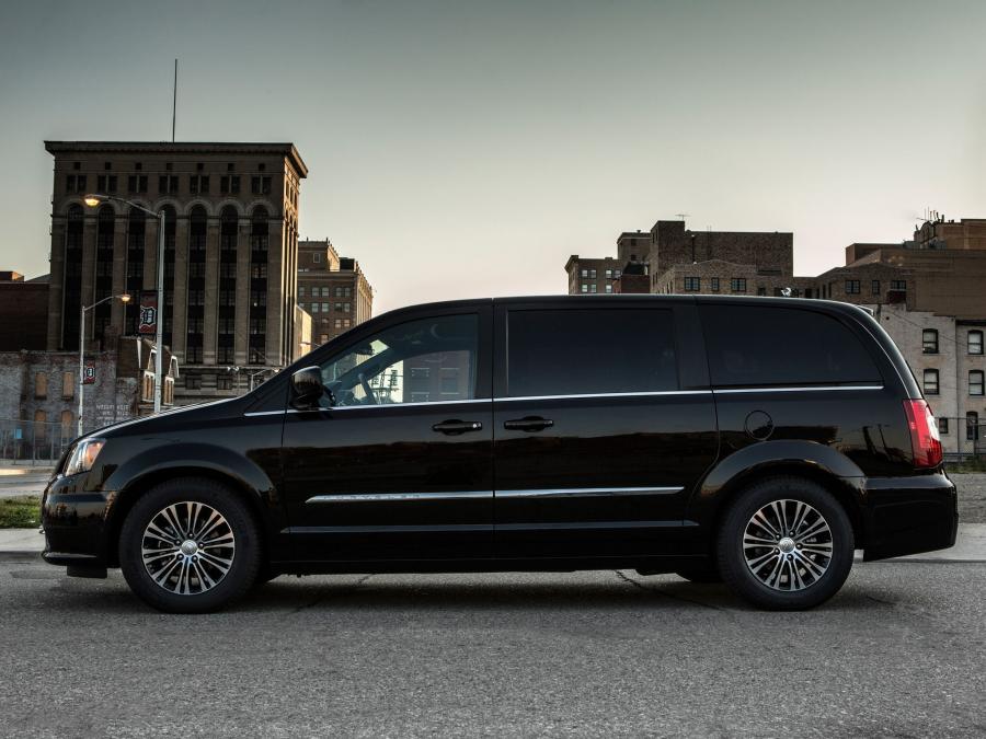  Chrysler Town & Country S 2012 года  (фото 8 из 9)